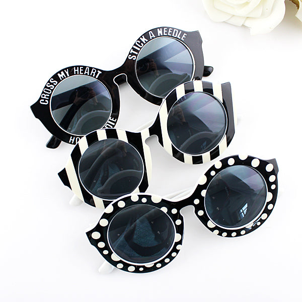 Stylish Black Sunglasses with Letter Print Fashionable Eyewear with Case